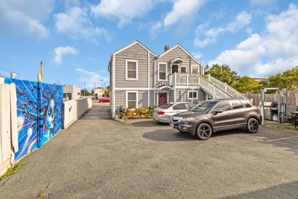 883 Lighthouse Avenue Property Photo 14