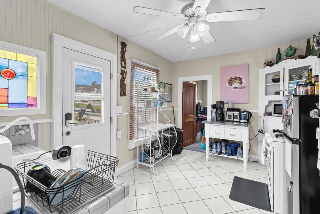 883 Lighthouse Avenue Property Photo 17
