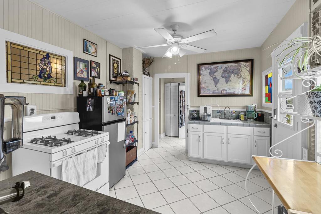 883 Lighthouse Avenue Property Photo 18