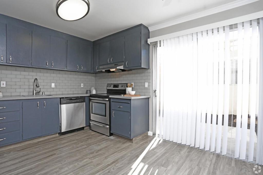 2275 Grove Way Property Photo 4