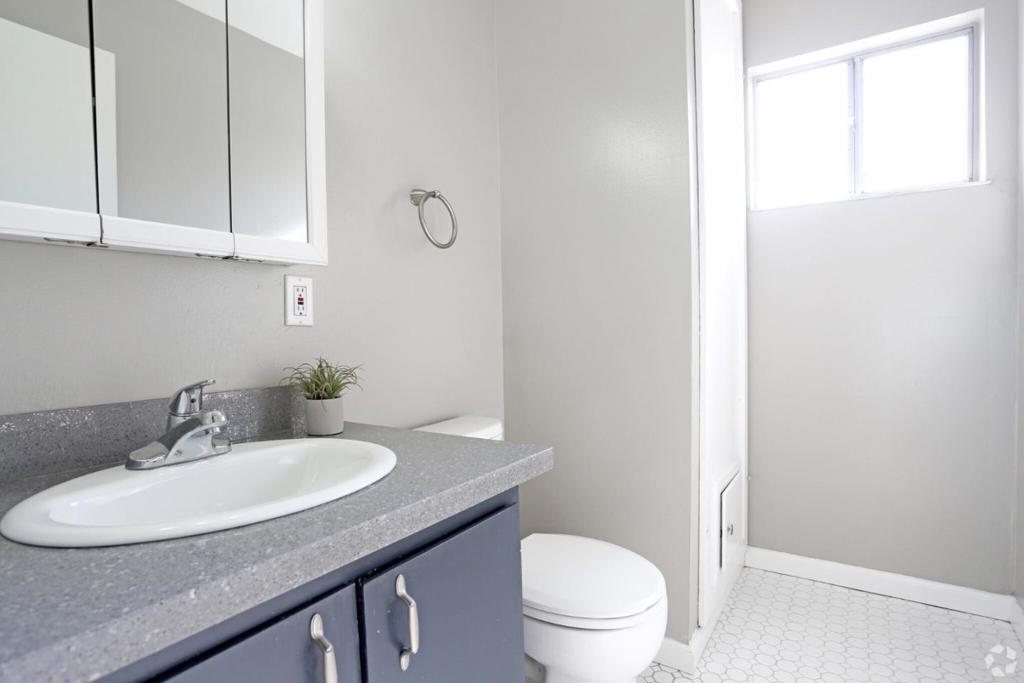 2275 Grove Way Property Photo 6