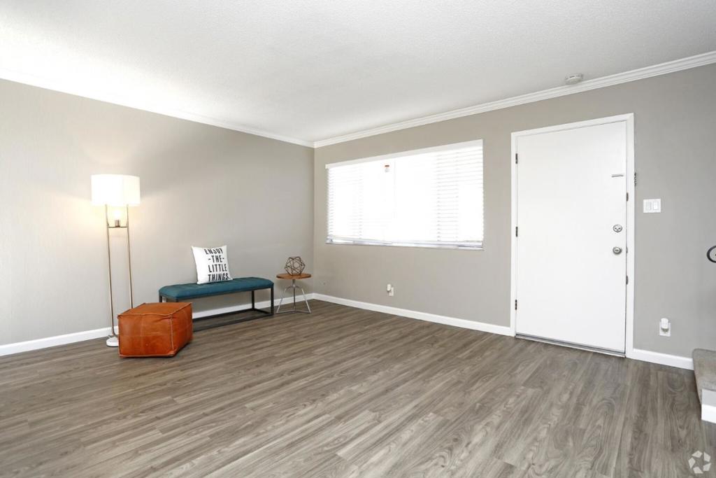 2275 Grove Way Property Photo 7