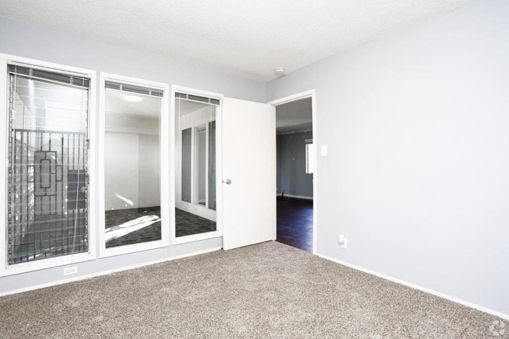 2275 Grove Way Property Photo 9
