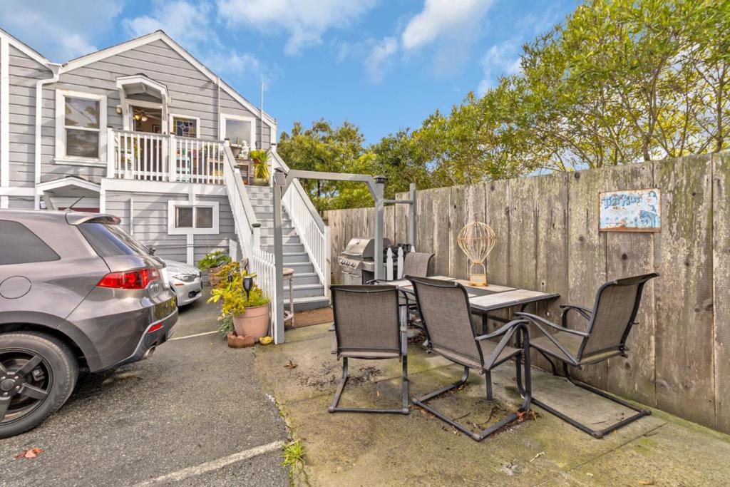 883 Lighthouse Avenue Property Photo 18