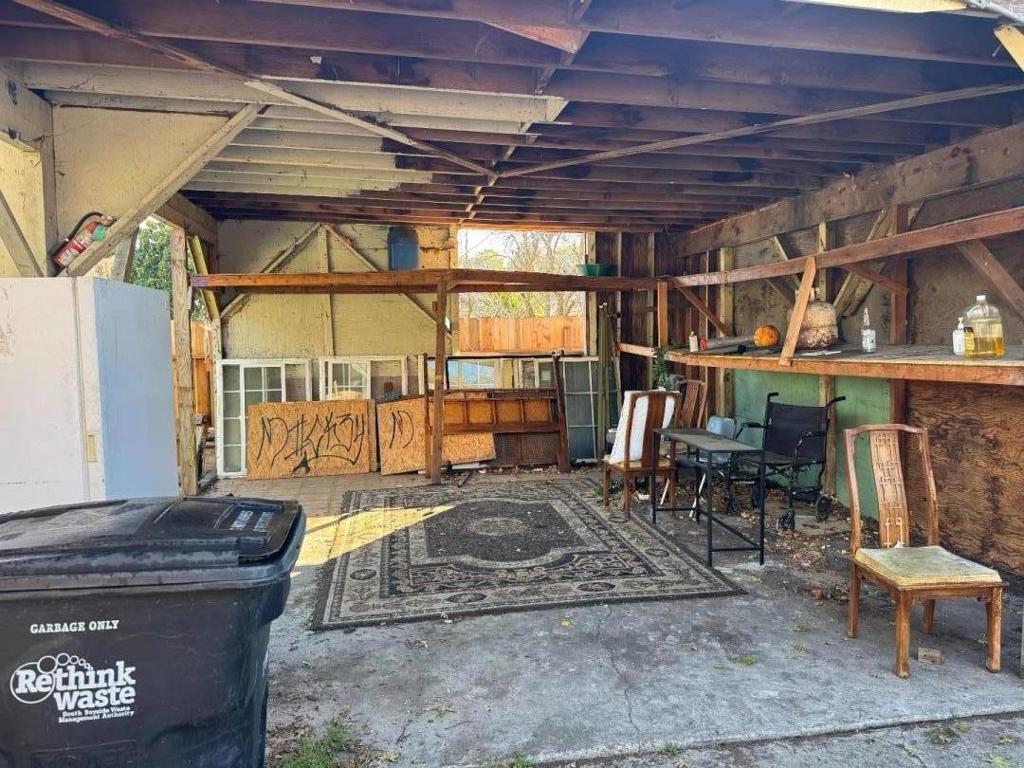 2138 Dumbarton Avenue Property Photo 9
