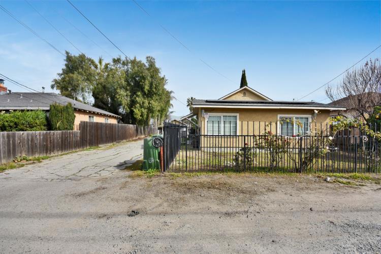 2138 E San Antonio Street Property Photo 3