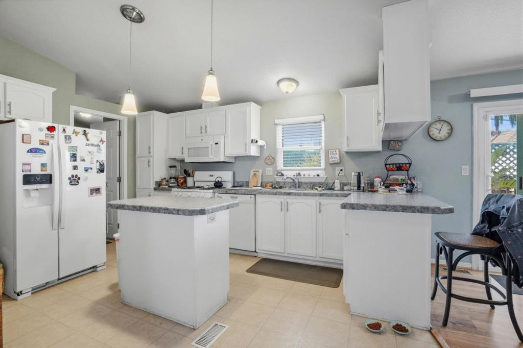 2053 E Bayshore Road Property Photo 6