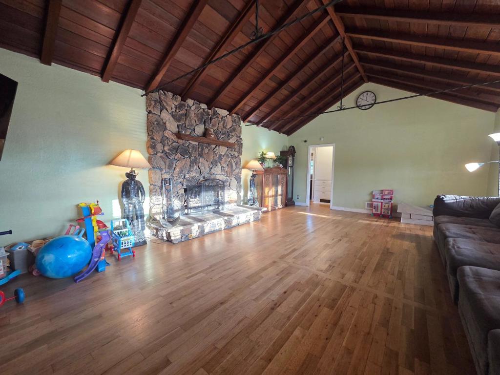 14200 Sycamore Avenue Property Photo 11
