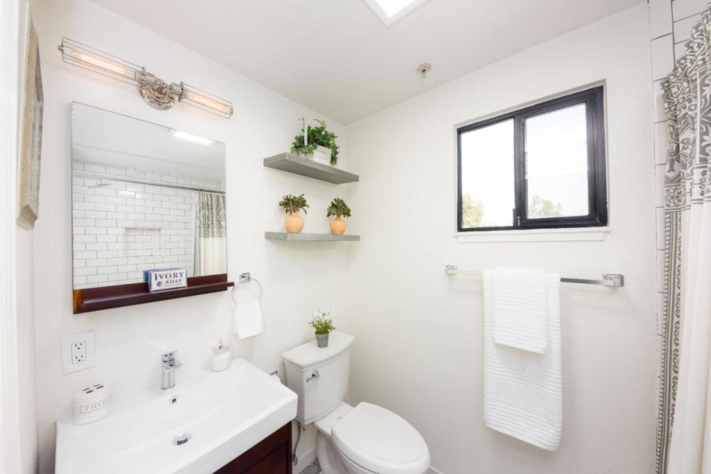 2425 S Norfolk Street 204 Property Photo 16