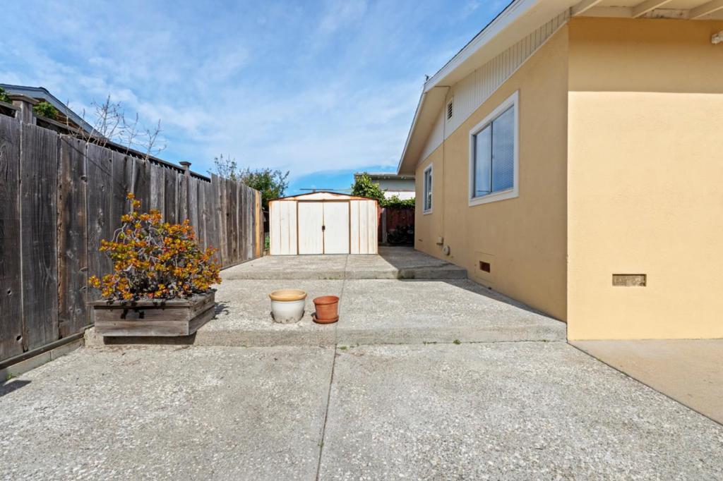 1313 Harding Street Property Photo 23