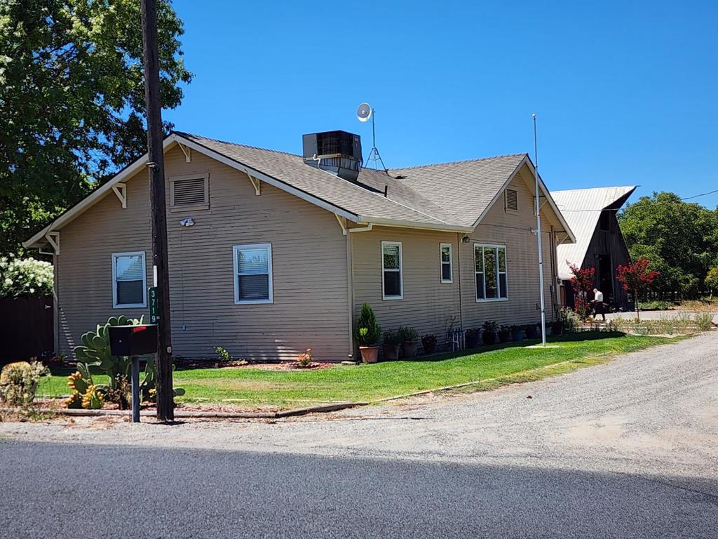 3719 N Hart Road Property Photo 1
