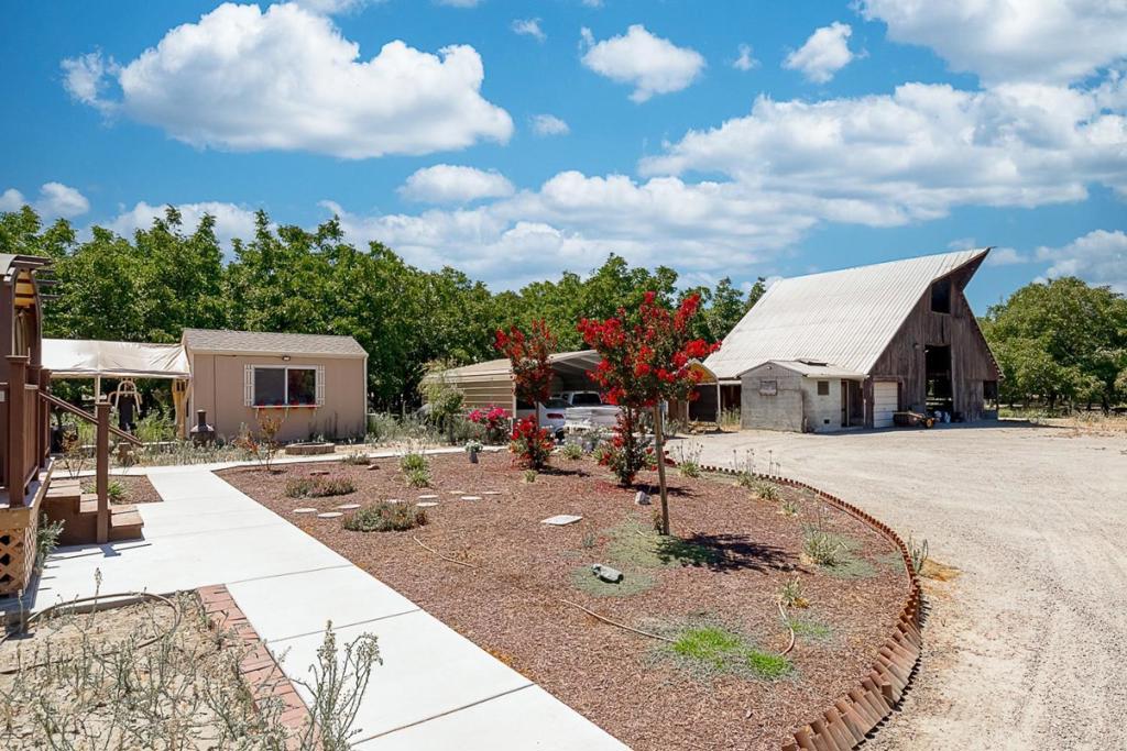 3719 N Hart Road Property Photo 6