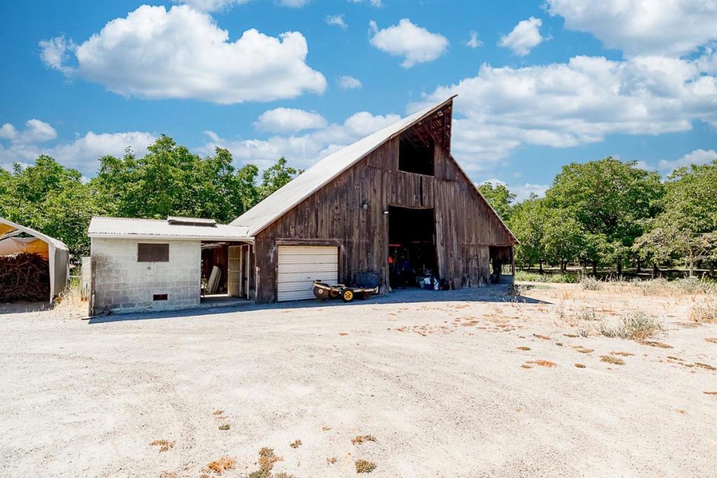 3719 N Hart Road Property Photo 19
