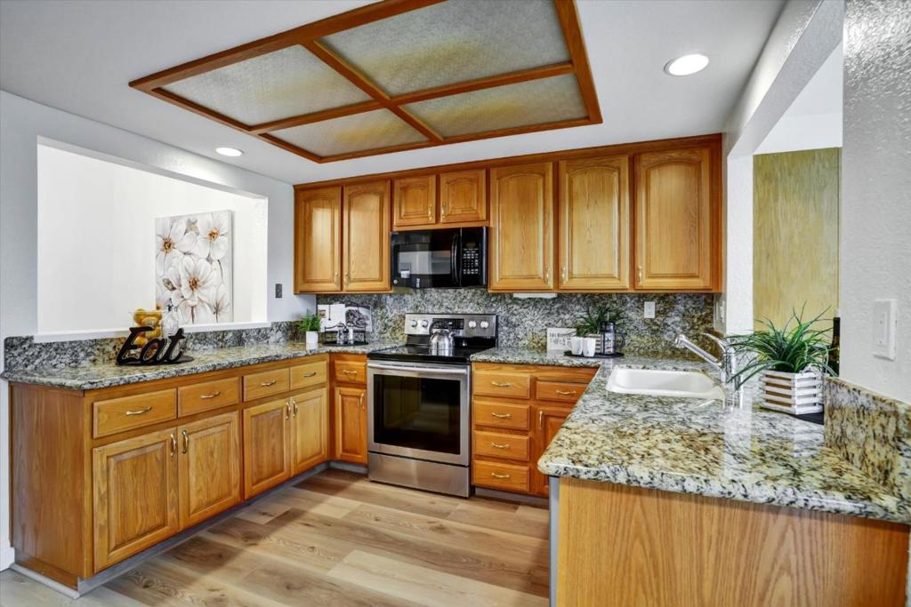 3123 Lake Trasimeno Drive Property Photo 12