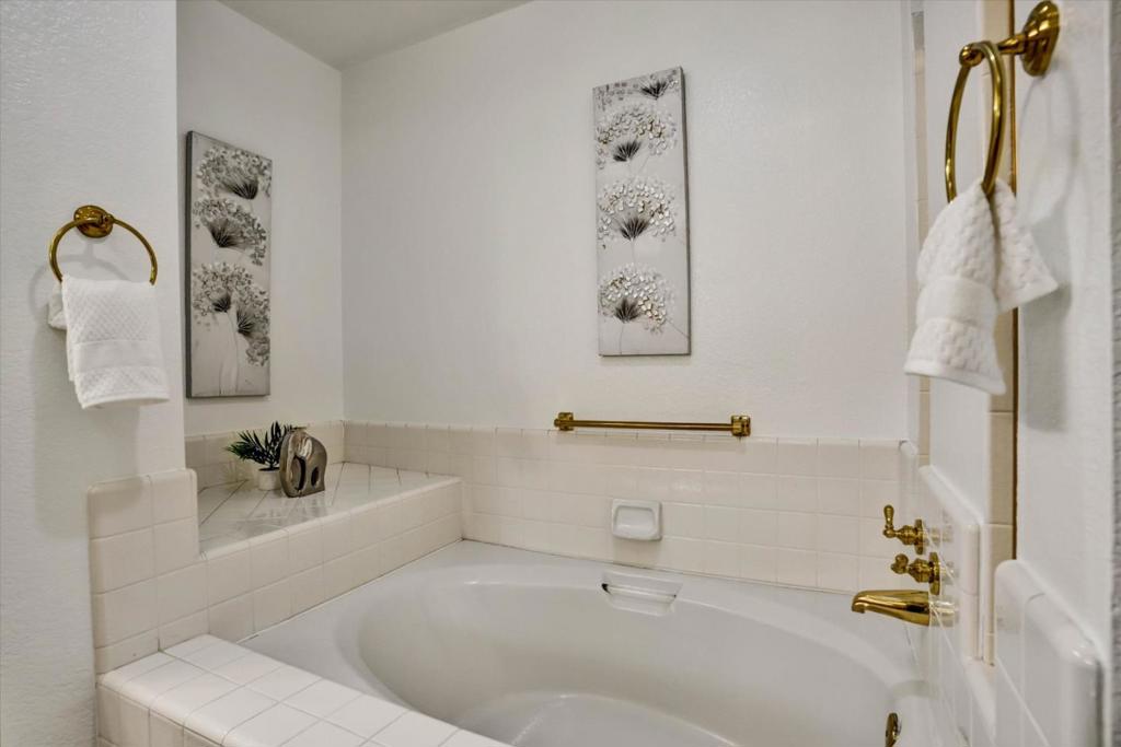 3123 Lake Trasimeno Drive Property Photo 24