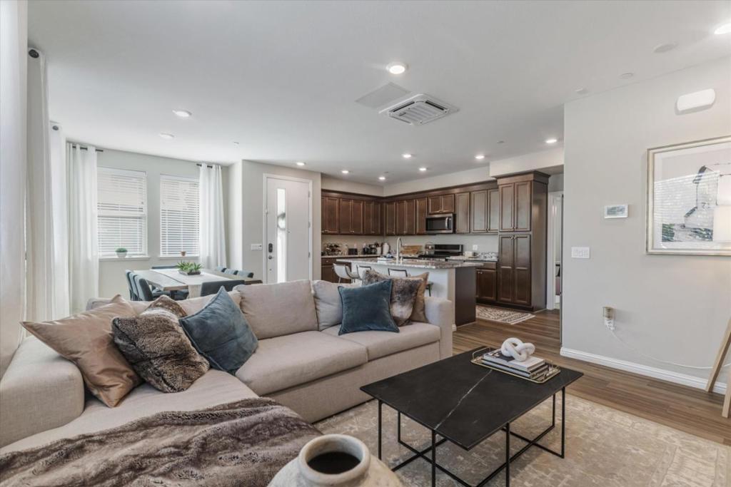 6568 Vision Court Property Photo 4