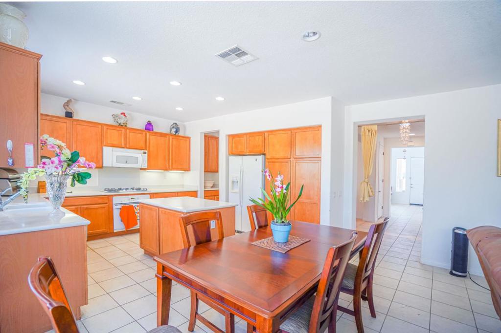10708 Desert View Place Property Photo 6