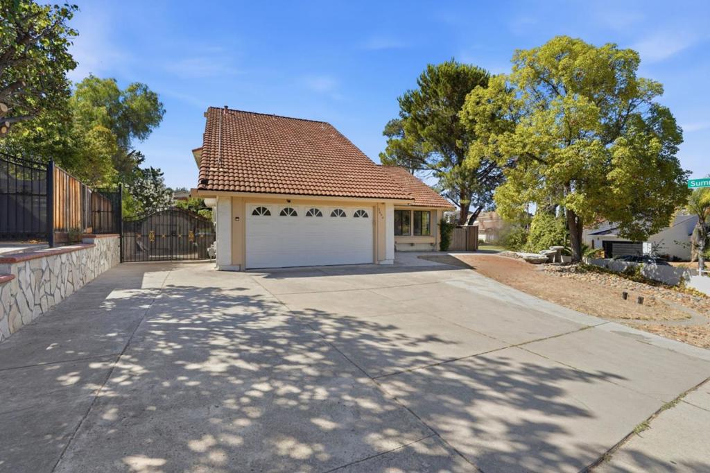 3694 Lucas Drive Property Photo 2