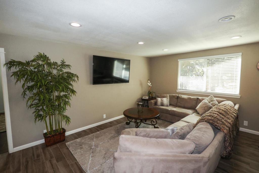 1296 Conference Drive Property Photo 9