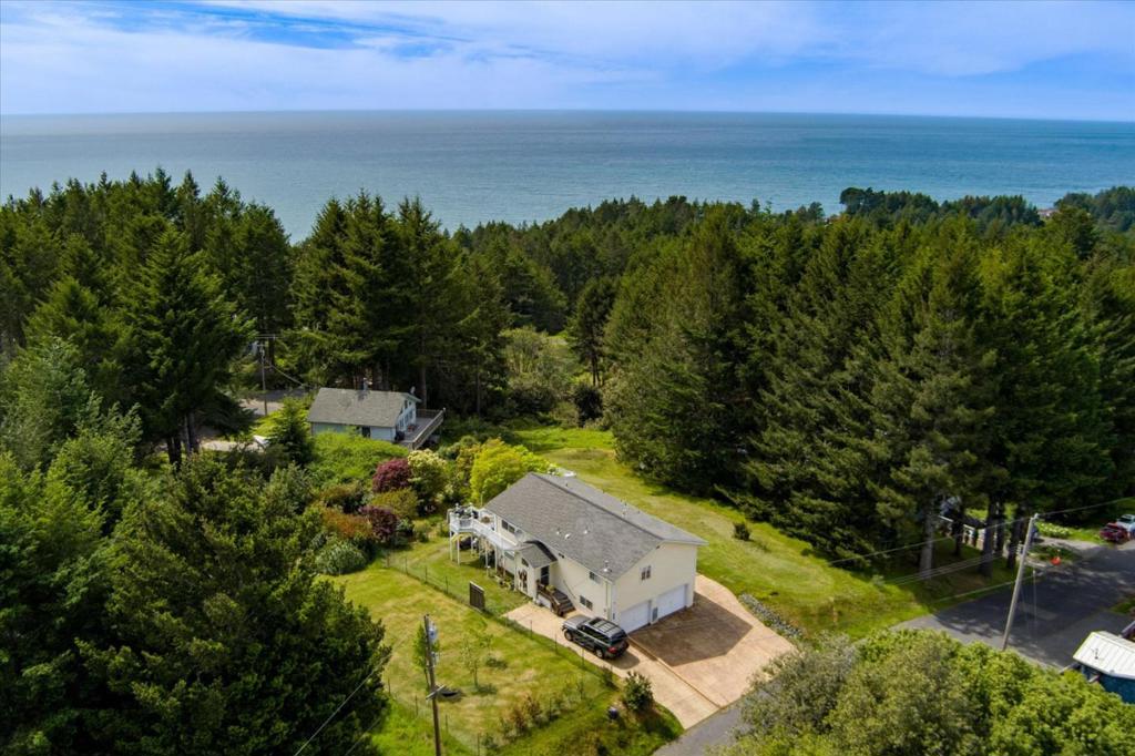 520 Redwood Road Property Photo 1