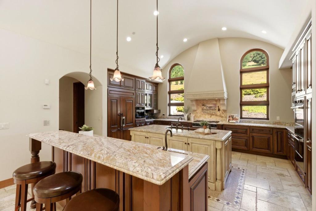 220 Falcon Property Photo 25