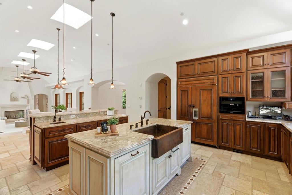 220 Falcon Property Photo 28