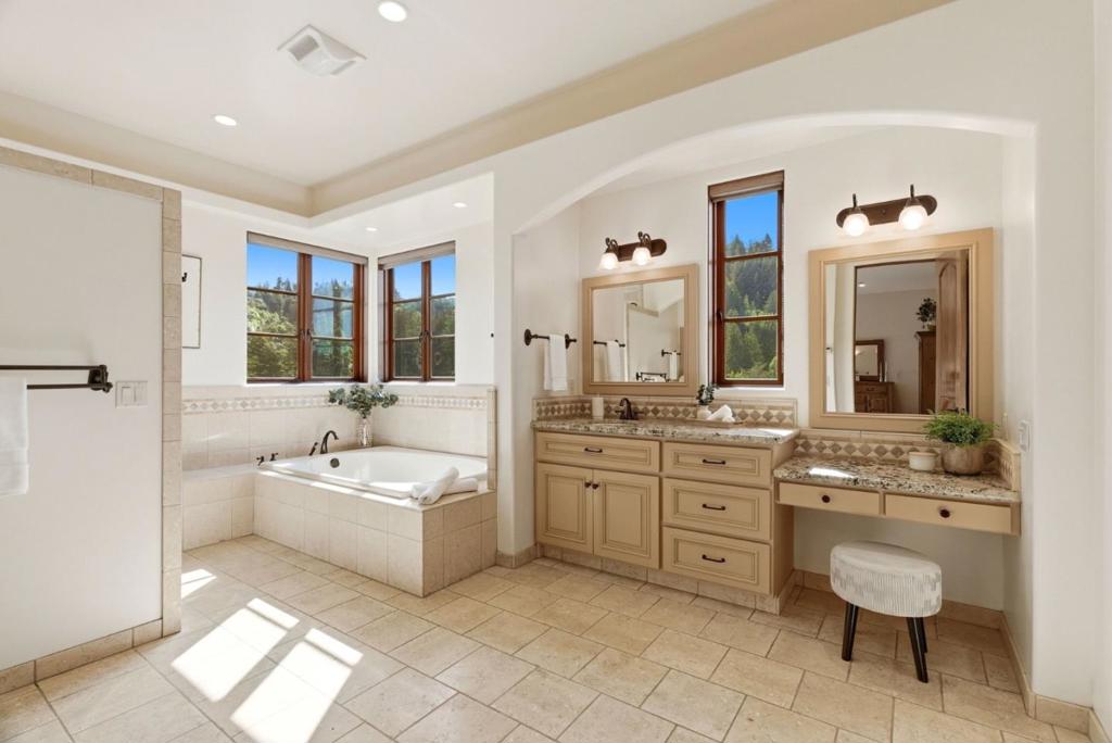 220 Falcon Property Photo 43