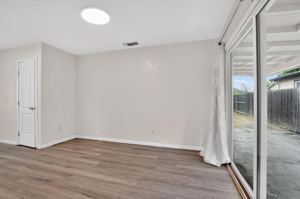 2524 Pemberton Court Property Photo 4