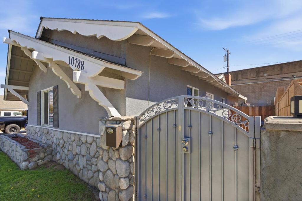 10788 Mercer Avenue Property Photo 2