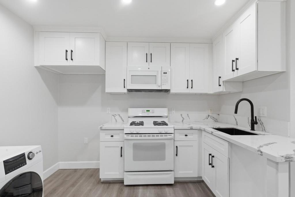 10788 Mercer Avenue Property Photo 11