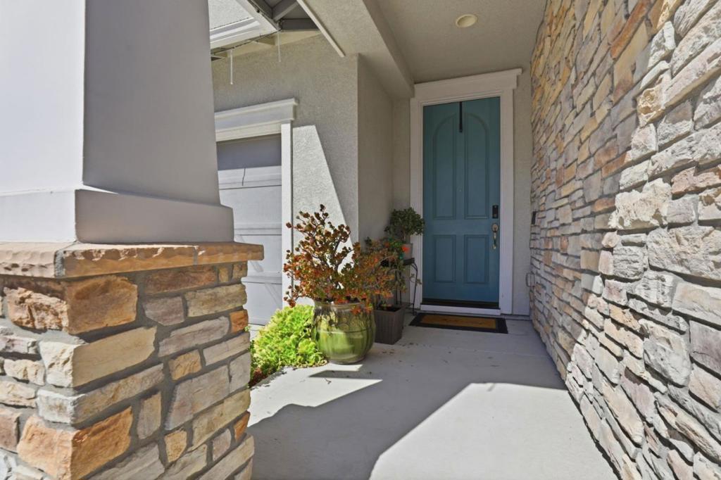 1017 Ruby Way Property Photo 4