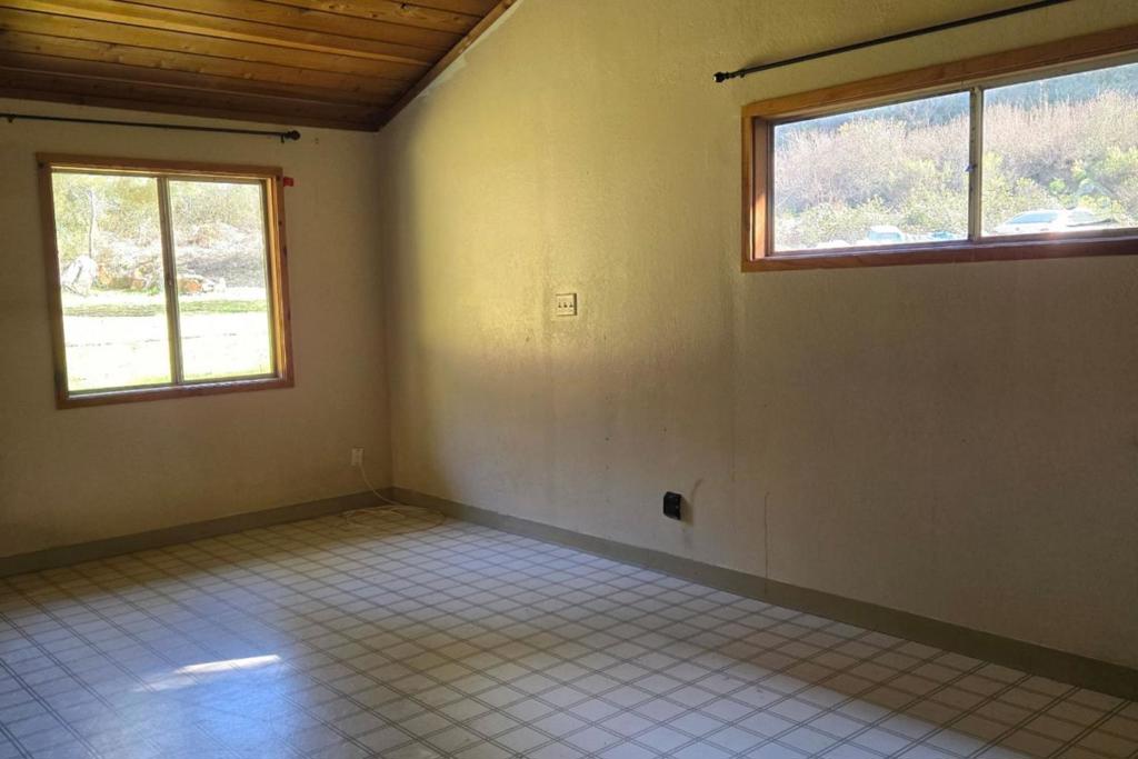 28750 Underwood Road Property Photo 9