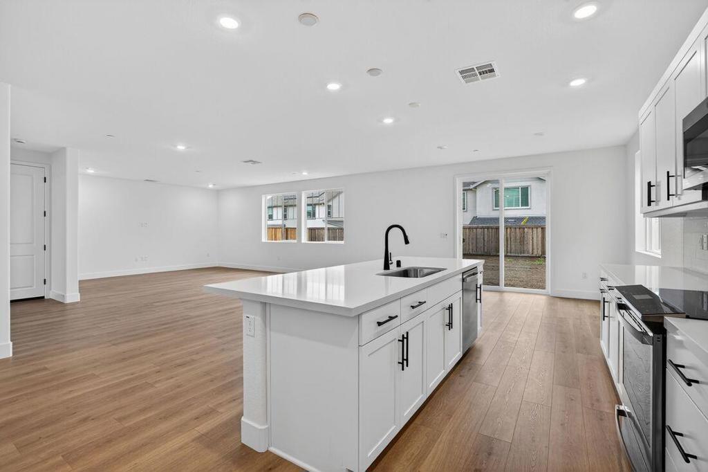 196 Golden Gate Lane Property Photo 3