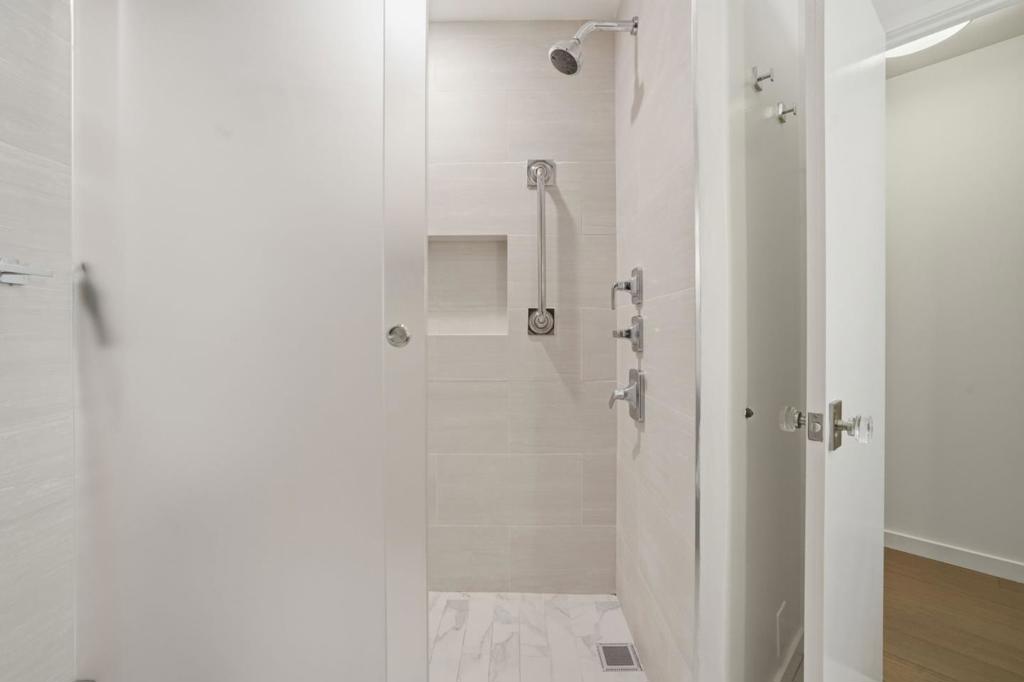 1 Daniel Burnham Court 307 Property Photo 14