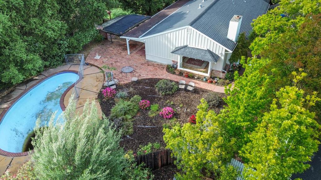18627 Ambleside Lane Property Photo 2