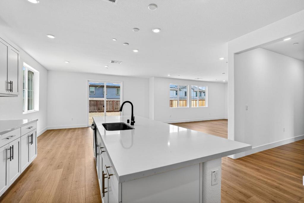 190 Golden Gate Lane Property Photo 9