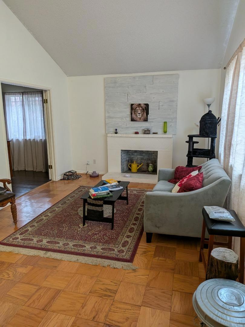 1011 Loyola Way Property Photo 20
