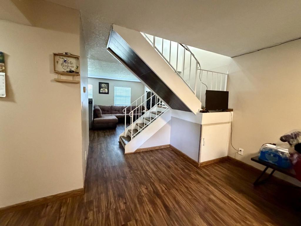 542 Salem Way Property Photo 6