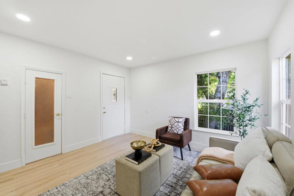 2115 University Avenue Property Photo 8