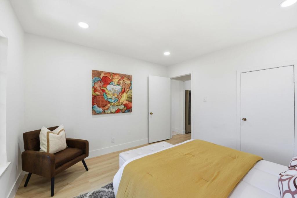 2115 University Avenue Property Photo 12
