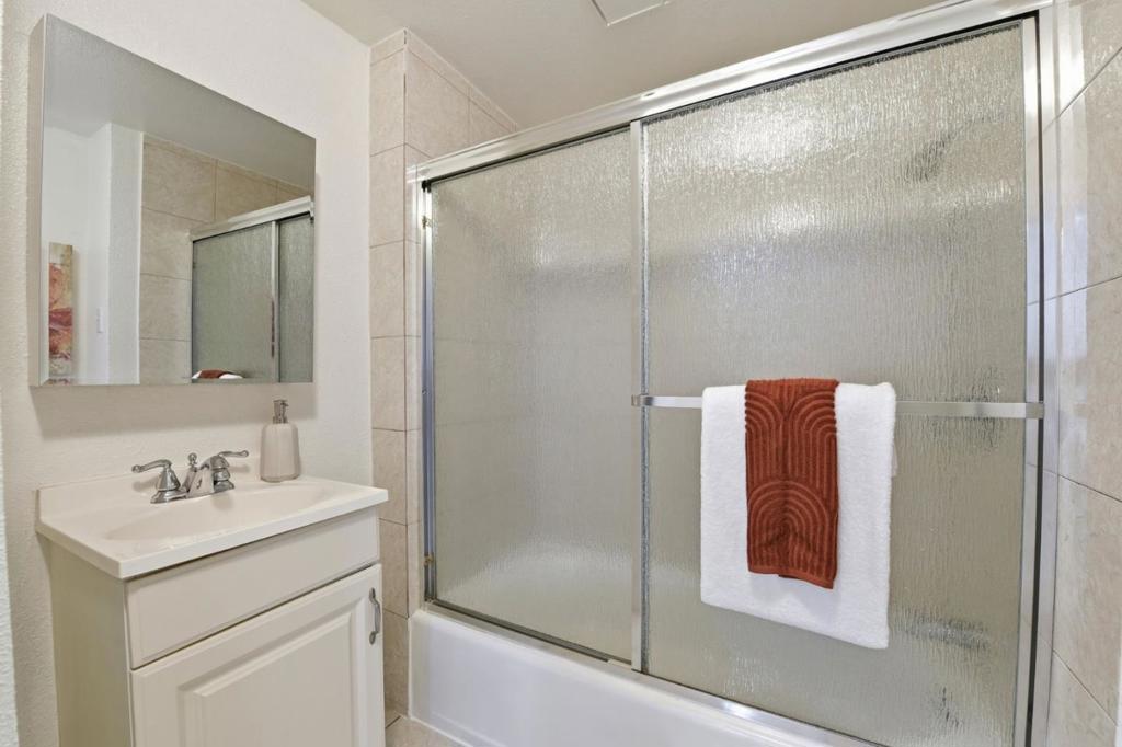 2115 University Avenue Property Photo 14