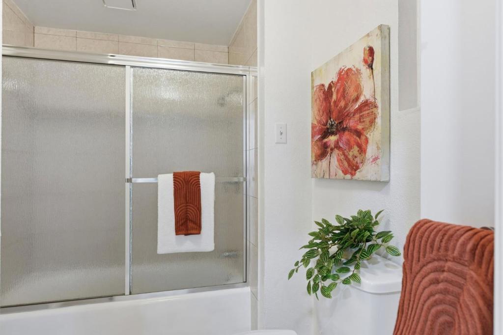 2115 University Avenue Property Photo 15