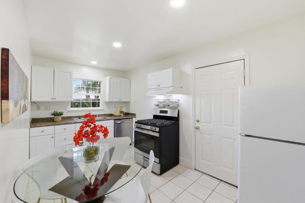 2115 University Avenue Property Photo 16