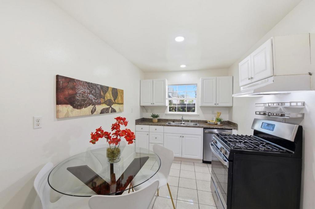 2115 University Avenue Property Photo 18