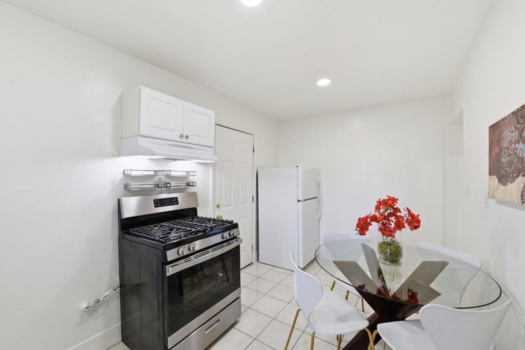 2115 University Avenue Property Photo 19