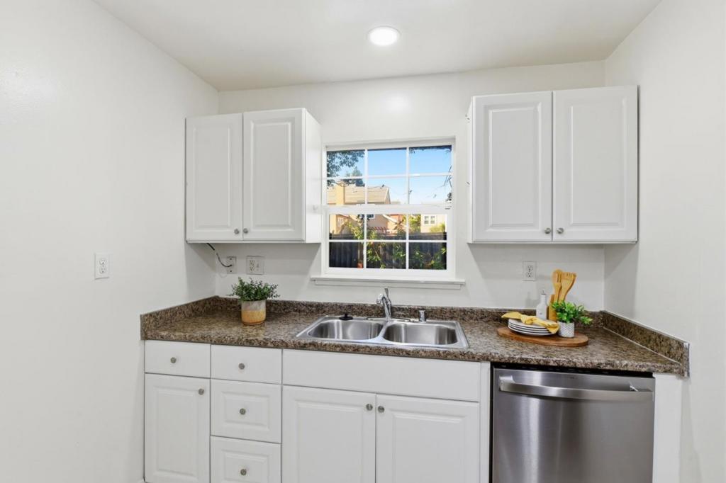 2115 University Avenue Property Photo 20