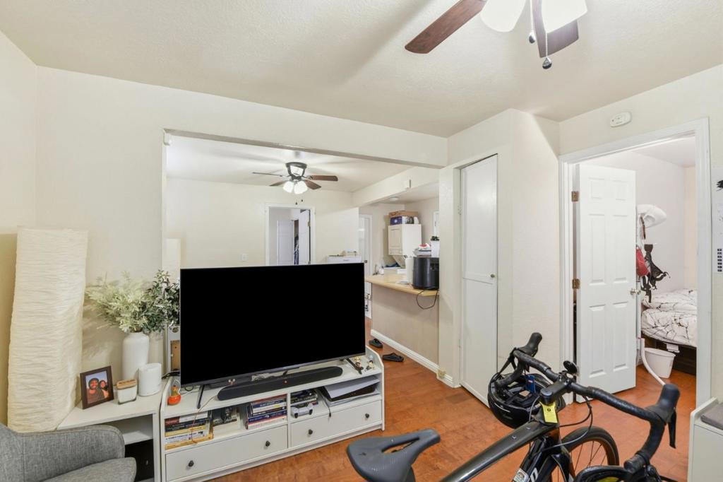 2115 University Avenue Property Photo 22