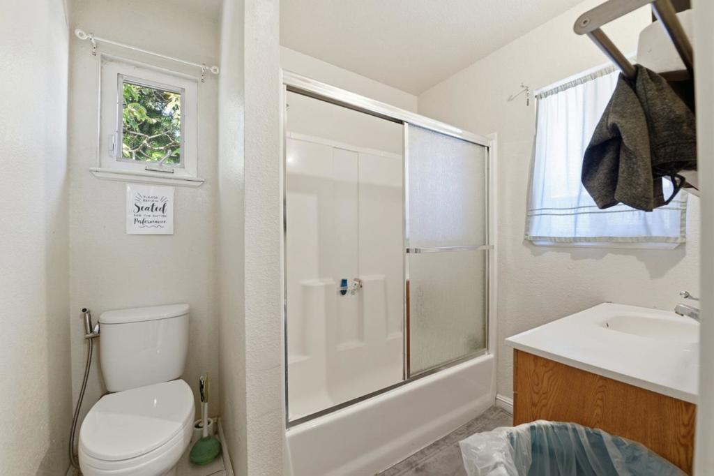2115 University Avenue Property Photo 33