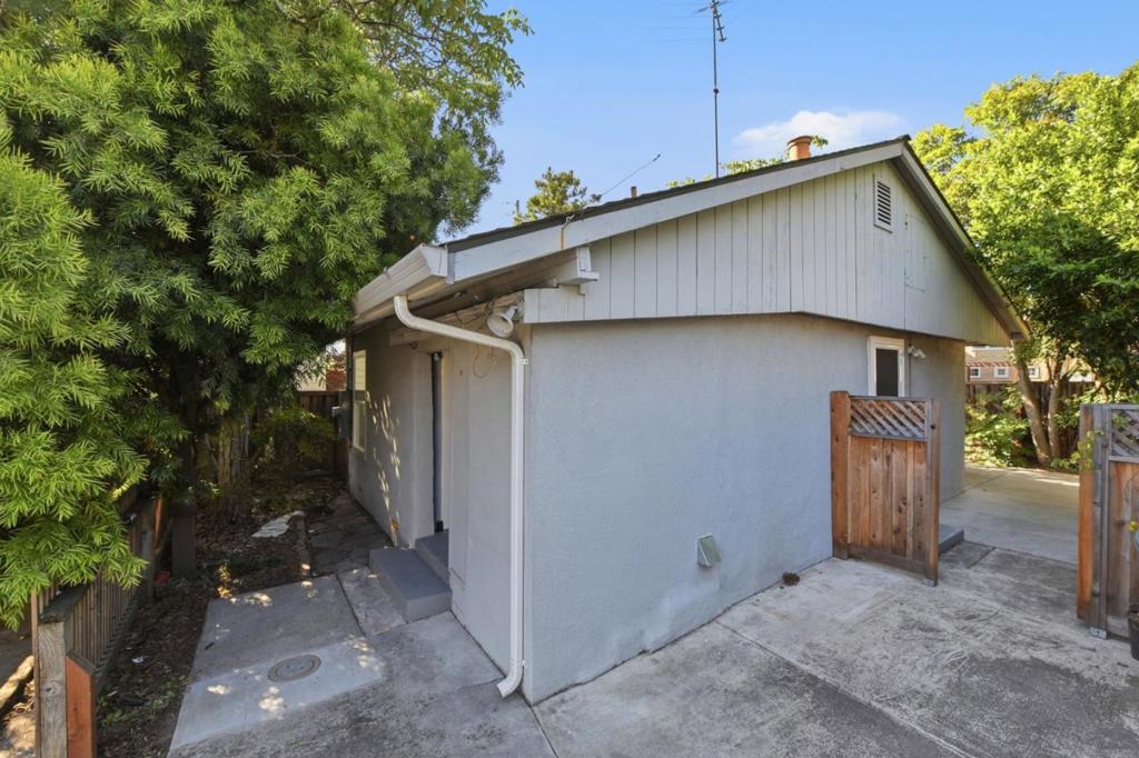 2115 University Avenue Property Photo 36