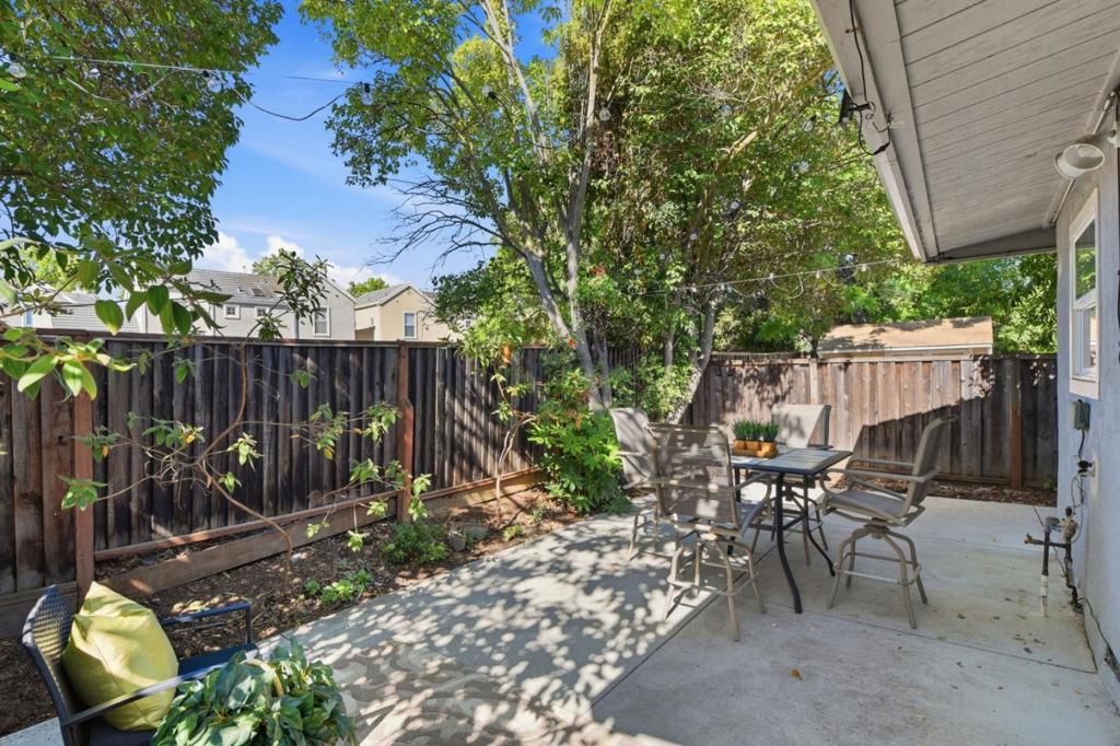 2115 University Avenue Property Photo 38